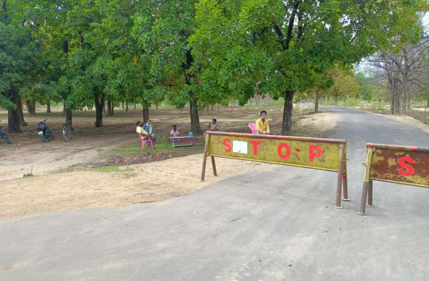 Barricet on the border of the village, ban on entry of outsiders, vehi गांव की सीमा पर बेरिकेट, बाहरी लोगों के प्रवेश पर पाबंदी, वाहन की जानकारी रजिस्टर में हो रही दर्ज
