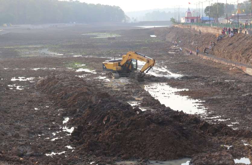 Still 2 feet thick silt in Pushkar Dam, citizens objected to the engin पुष्कर डैम में अब भी 2 फीट मोटी गाद, बिना इंजीनियर कार्य पर नागरिकों ने जताई आपत्ति