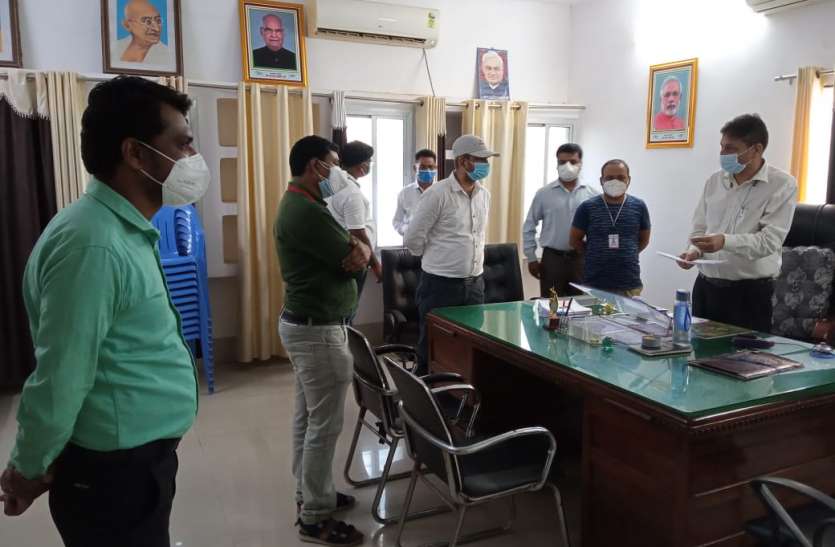 Contract workers will go on strike if the demands are not met मांगें न मानी तो हड़ताल पर जाएंगे संविदा स्वास्थ्यकर्मी