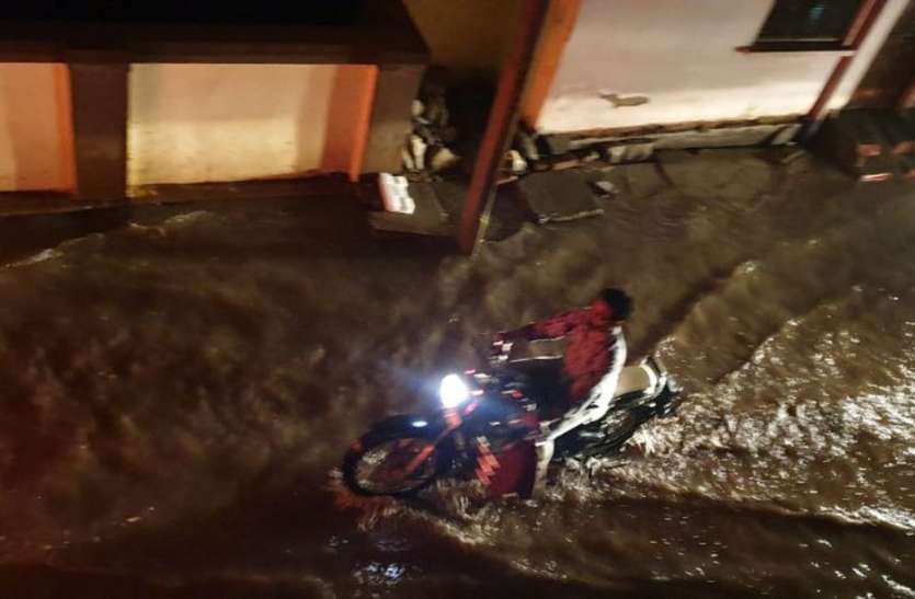 बारिश ने तोड़ा 20 साल का रिकॉर्ड, रात को हुई 47 मिमी वर्षा बारिश ने तोड़ा 20 साल का रिकॉर्ड, रात को हुई 47 मिमी वर्षा