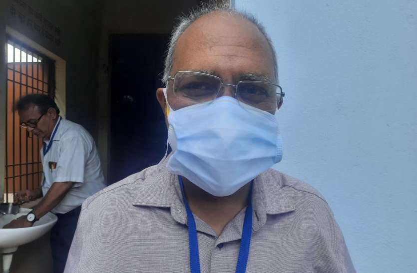 Breaking news भिलाई के 47000 संक्रमितों का ट्रेसिंग करने वाले टीम के अगुआ, खुद हुए संक्रमित Breaking news भिलाई के 47000 संक्रमितों का ट्रेसिंग करने वाले टीम के अगुआ, खुद हुए संक्रमित