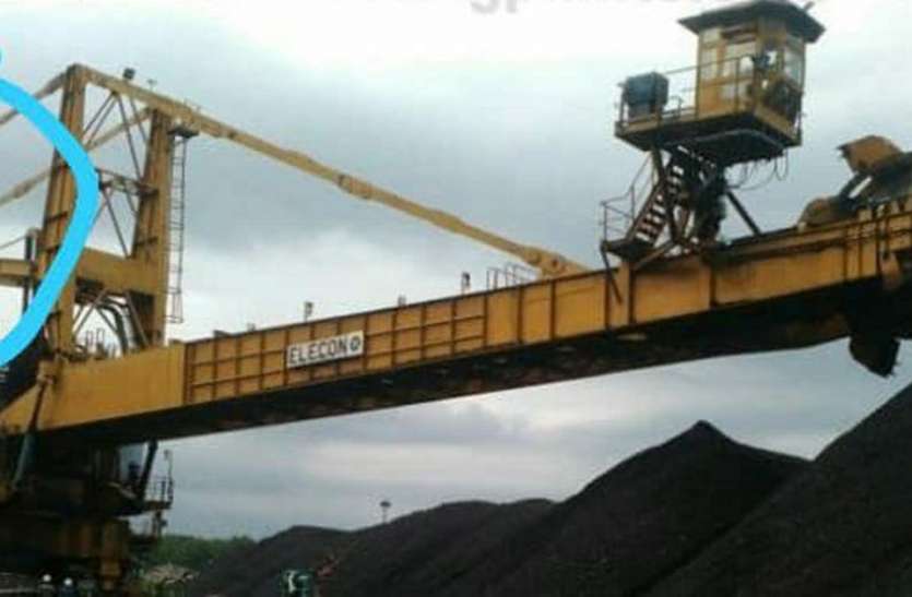 Coal lifting stracker reclaimer broken in order संगातावि में कोयला उठाने वाला स्ट्रैकर रीक्लेमेर टूटा