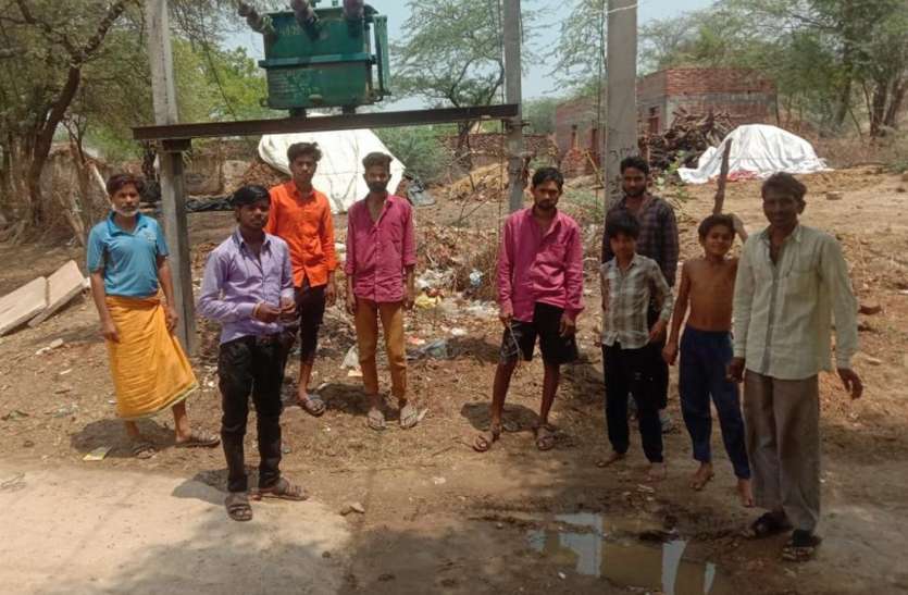 छह दिन से अंधेरे में डूबे आधा सैंकड़ा परिवार छह दिन से अंधेरे में डूबे आधा सैंकड़ा परिवार