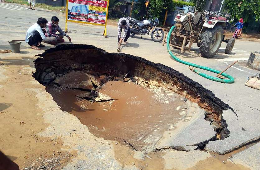 a1.jpg जयपुर में अचानक 10 फुट तक धंसी सड़क, लॉकडाउन के चलते आवाजाही नहीं होने से बड़ा हादसा टला
