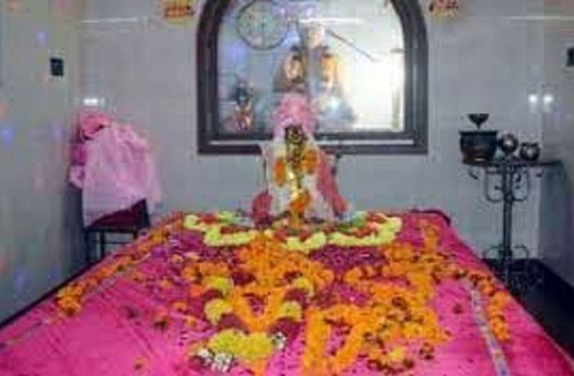 abc.jpg प्रसाद नहीं इस मंदिर में चढ़ती है सिगरेट, 400 साल से चली आ रही परम्परा