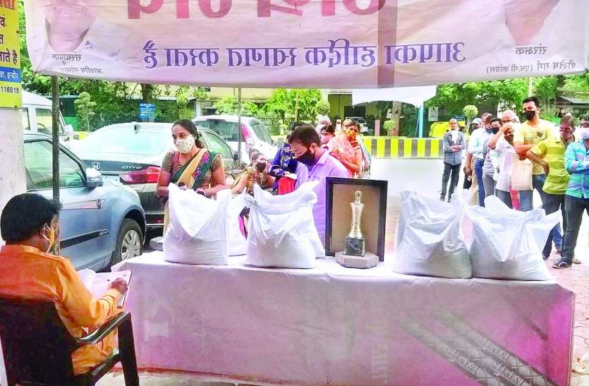 कोई बांट रहा राशन, तो कोई मरीजों के लिए कर रहा खून का इंतजाम कोई बांट रहा राशन, तो कोई मरीजों के लिए कर रहा खून का इंतजाम