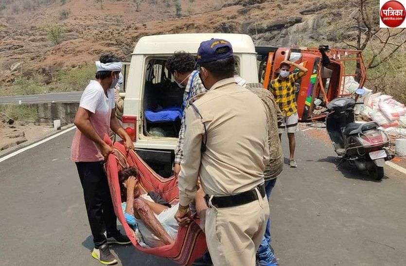 Police sent those injured in the accident to the hospital पेड़ के नीचे लहुलहान पड़े थे 2 लोग, पुलिस ने अपने वाहन से पहुंचाया अस्पताल