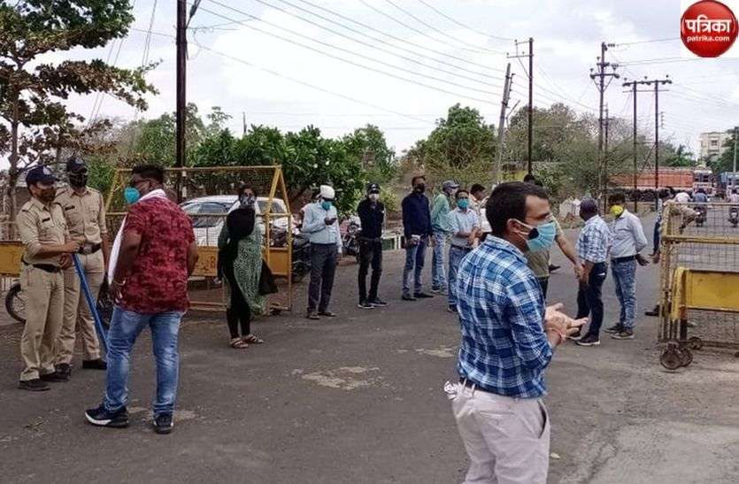 Officers closed shops in Sendhwa अफसरों ने संभाला मोर्चा, खुली दुकानें कराई बंद, भीड़ को किया नियंत्रित