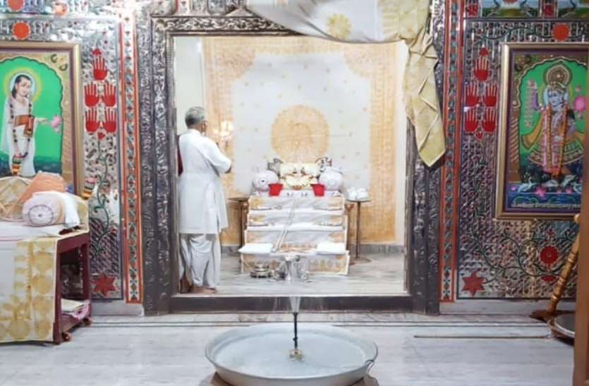 AC for God in summer, cold milk enjoyment with fragrant fountains गर्मी में भगवान के लिए एसी, सुगंधित फव्वारों के साथ ठंडे दूध का भोग