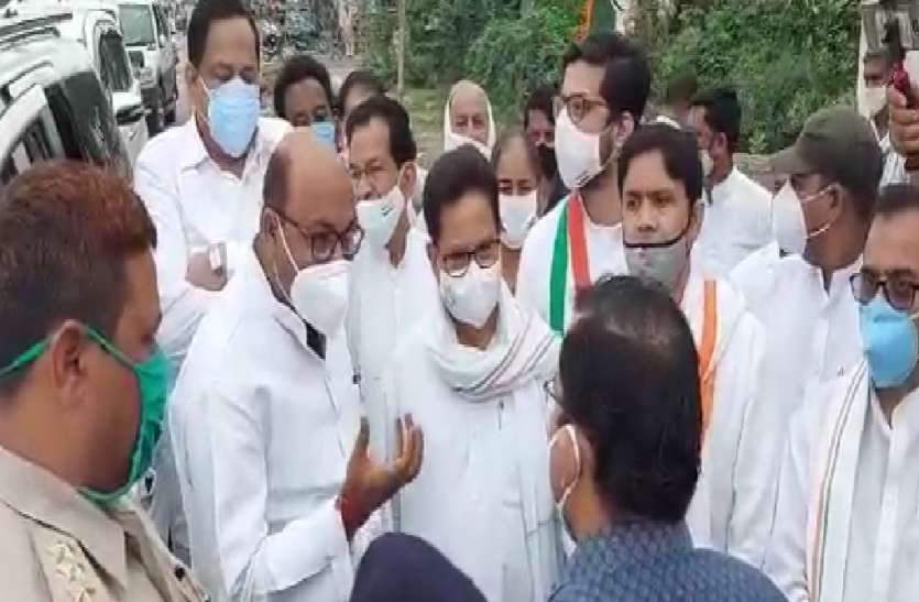 हर मोर्चे पर विफल सरकार, धार्मिक विद्वेष फैलाने के उद्देश्य से मस्जिद का विध्वंस किया- अजय कुमार लल्लू हर मोर्चे पर विफल सरकार, धार्मिक विद्वेष फैलाने के उद्देश्य से मस्जिद का विध्वंस किया- अजय कुमार लल्लू