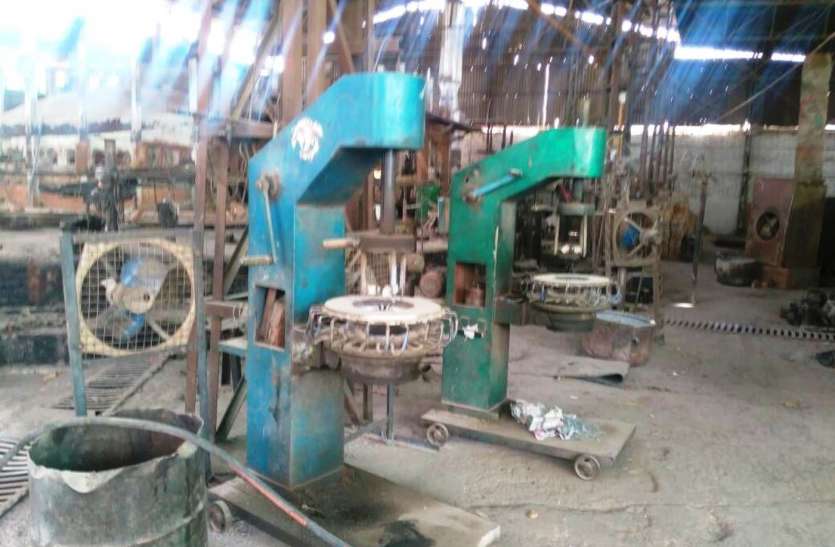 Mouth Blowing factory ऑक्सीजन संकट से जूझ रहा कांच कारोबार, करोड़ों का नुकसान
