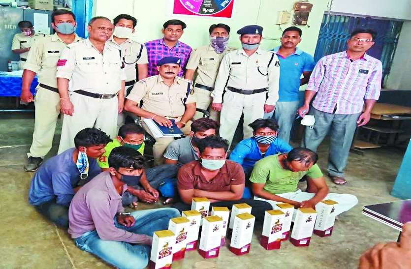 13 लीटर महुआ शराब के साथ तीन कोचिए भी गिरफ्तार 13 लीटर महुआ शराब के साथ तीन कोचिए भी गिरफ्तार