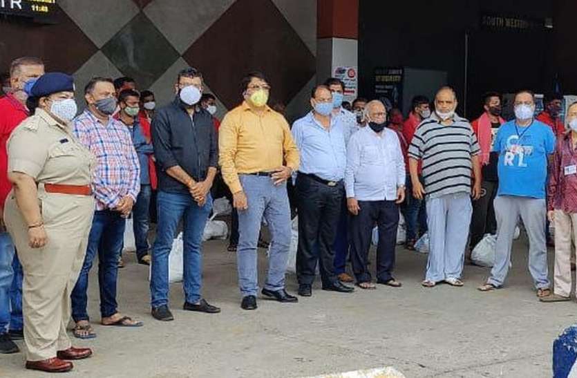 दो सौ कुलियों व होमगार्ड को दी राशन सामग्री दो सौ कुलियों व होमगार्ड को दी राशन सामग्री