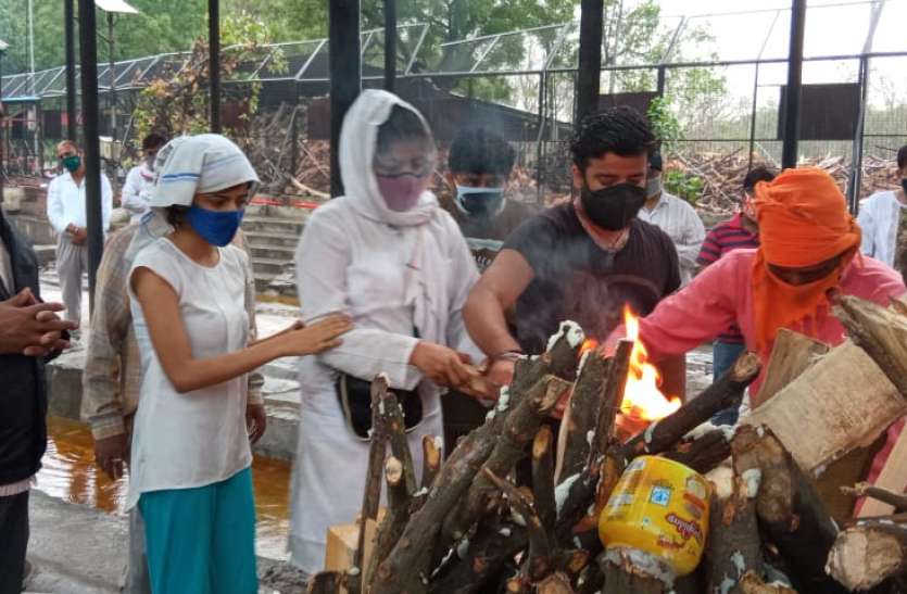 ghazibad.jpg बेटी ने निभाया बेटे का फर्ज, पिता की चिता को दी मुखाग्नि