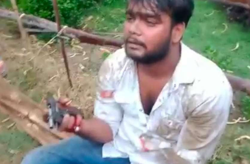 गांव में एक शख्स को मारने पहुंचे थे कुछ दबंग लहरा रहे थे पिस्टल, ग्रामीणों ने पकड़ कर जमकर की पिटाई वीडियो हुआ वायरल गांव में एक शख्स को मारने पहुंचे थे कुछ दबंग लहरा रहे थे पिस्टल, ग्रामीणों ने पकड़ कर जमकर की पिटाई वीडियो हुआ वायरल