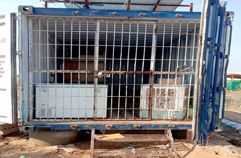 दो दुकानों के ताले तोड़ लाखों की शराब चुरा ले गए चोर दो दुकानों के ताले तोड़ लाखों की शराब चुरा ले गए चोर
