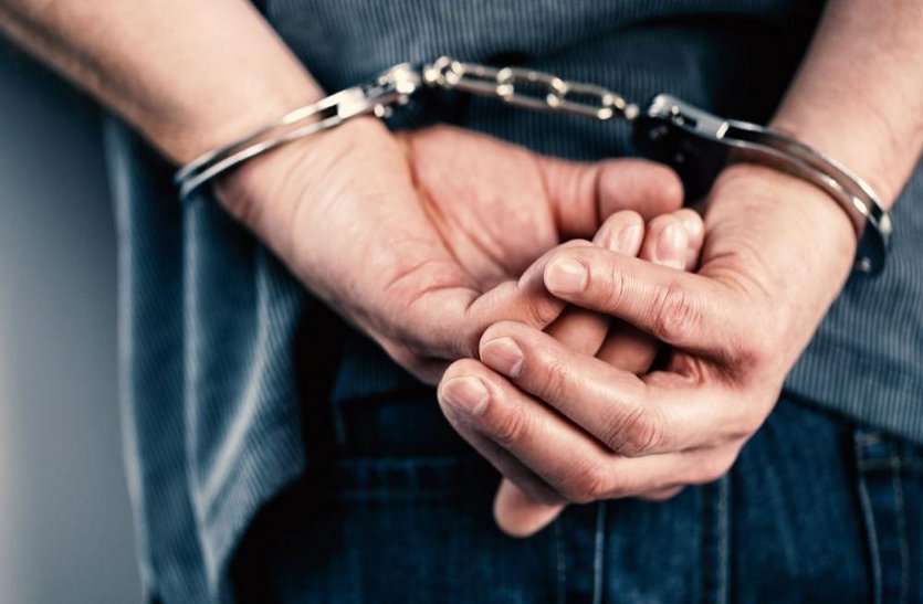 शराब खरीदकर नहीं लाने से भड़के दोस्त बन गए हत्यारे, पत्थर से सिर कुचलकर कर दी युवक की हत्या शराब खरीदकर नहीं लाने से भड़के दोस्त बन गए हत्यारे, पत्थर से सिर कुचलकर कर दी युवक की हत्या