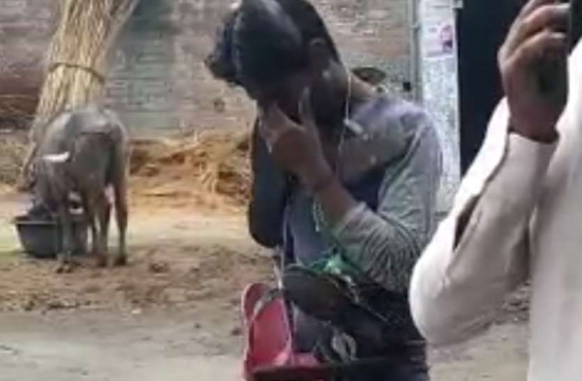 Man Beaten किशोरी से कर रहा था छेड़छाड़, युवक को पिटाई के बाद जूतो की माला पहनाकर घुमाया
