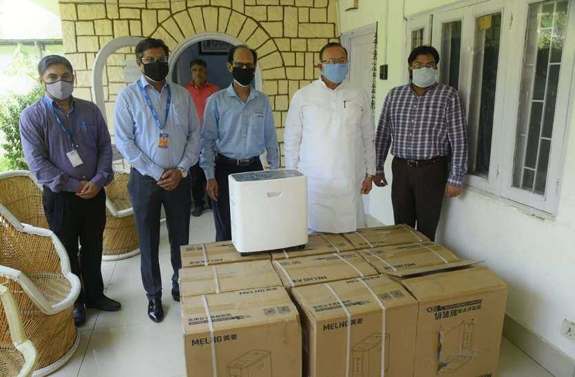 कोविड मरीजों की मदद को आगे आ रहे लोग कोविड मरीजों की मदद को आगे आ रहे लोग