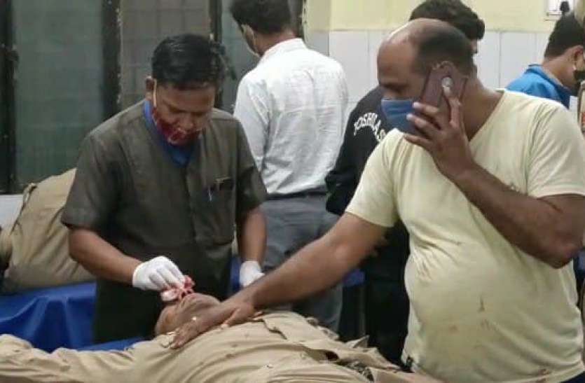 mzn_police.jpg बेकाबू ट्रक ने पीएसी वाहन को टक्कर मारी, आठ पुलिसकर्मी घायल एक गंभीर