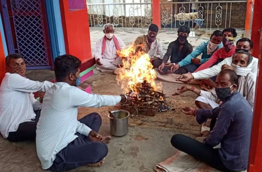 मंदिरों में किए हवन, दी आहुतियां मंदिरों में किए हवन, दी आहुतियां