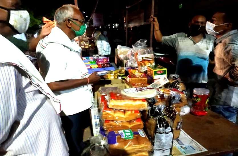लॉकडाउन में रियायत मिली तो दो दिन में ही 36 लोगों ने तोड़ दिया नियम, दुकानदारों से वसूला 24,450 रुपए जुर्माना लॉकडाउन में रियायत मिली तो दो दिन में ही 36 लोगों ने तोड़ दिया नियम, दुकानदारों से वसूला 24,450 रुपए जुर्माना