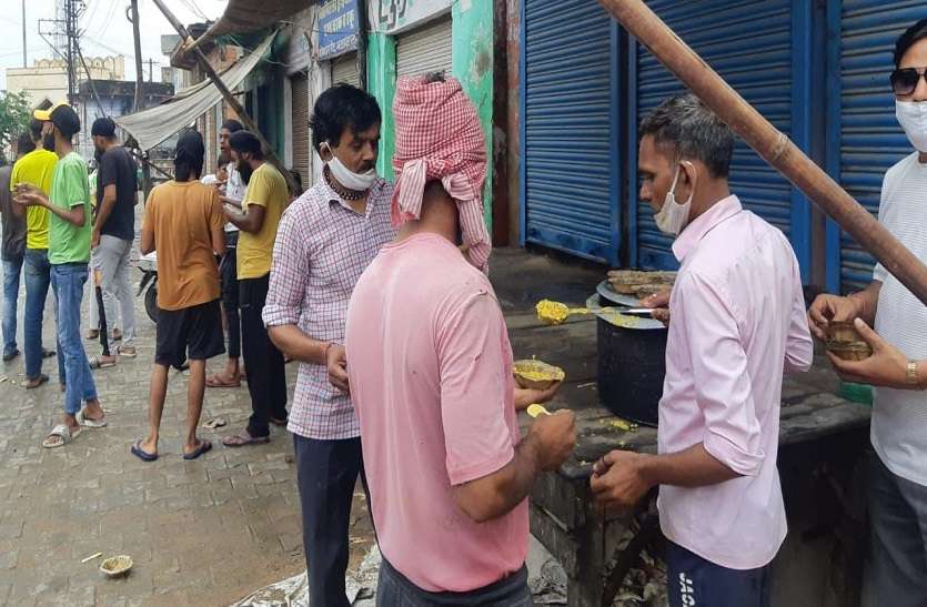 कोरोना से बचाव आयुर्वेद भी रामबाण, इसलिए खिचड़ी में कर रहे चार औषधियों का प्रयोग कोरोना से बचाव आयुर्वेद भी रामबाण, इसलिए खिचड़ी में कर रहे चार औषधियों का प्रयोग