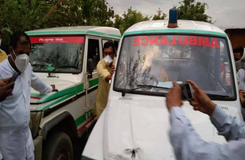 Minister Shah, furious after seeing the old ambulance in place of the नई की जगह पुरानी एंबुलेंस देख भड़के मंत्री शाह, धक्का देकर वापस भेजा