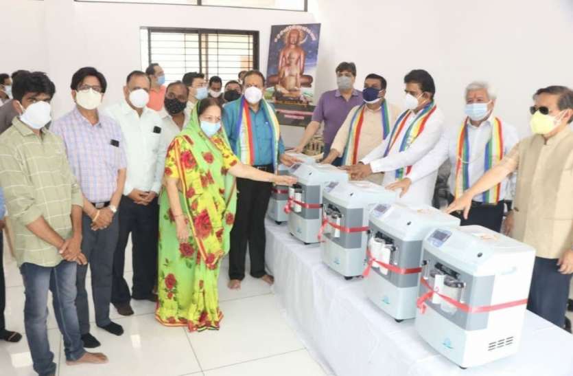 छह ऑक्सीजन कंसंट्रेटर कोरोना पीडि़तों को दिए छह ऑक्सीजन कंसंट्रेटर कोरोना पीडि़तों को दिए