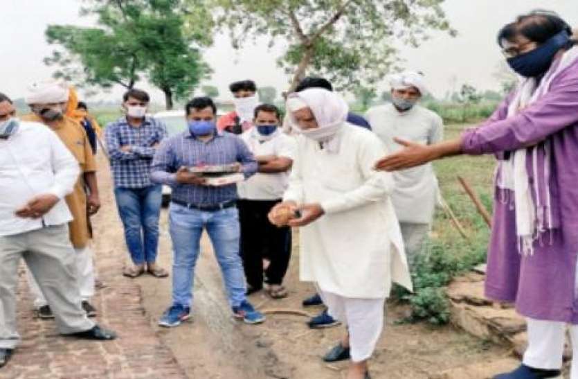 road-29_4.jpg यूपी का ऐसा गांव जहां 56 साल बाद बनने जा रही पक्की सड़क, लोग बोले- पूरा हो रहा है सपना