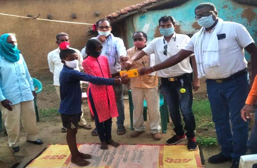 पिता पहले गुजर गए थे कोरोना महामारी ने छिन ली मां की ममता, अनाथ हुए दो बच्चों का समाज और गांव बना सहारा पिता पहले गुजर गए थे कोरोना महामारी ने छिन ली मां की ममता, अनाथ हुए दो बच्चों का समाज और गांव बना सहारा