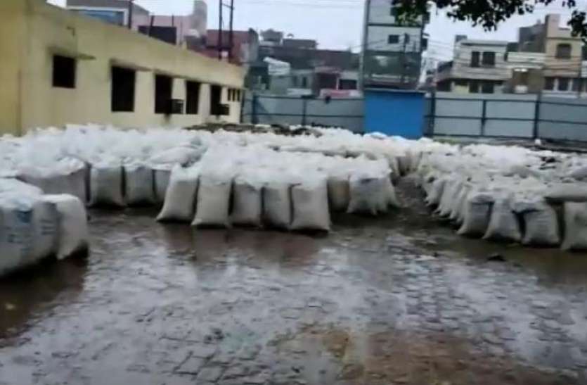 screenshot_from_2021-05-20_10-49-26.jpg Ground Report: खुले में भीग रहा सैकड़ों क्विंटल गेहूं, जर्जर गोदाम बढ़ा रहे हैं मुसीबत