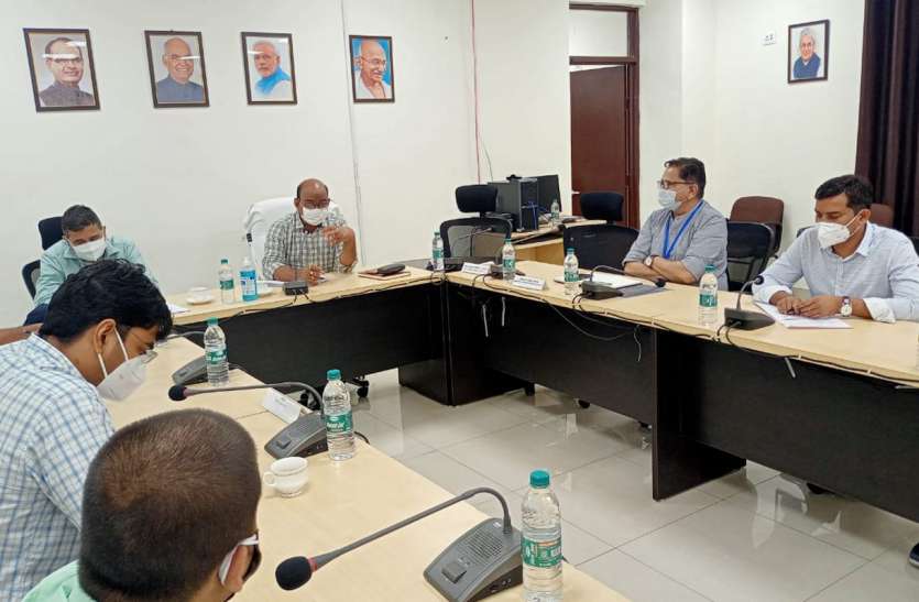 कलेक्टर और पुलिस अधीक्षक ने सुरक्षा व्यवस्था को लेकर की मंत्रणा, कहा- एक से अधिक व्यक्ति को नहीं दिया जाएगा प्रवेश कलेक्टर और पुलिस अधीक्षक ने सुरक्षा व्यवस्था को लेकर की मंत्रणा, कहा- एक से अधिक व्यक्ति को नहीं दिया जाएगा प्रवेश