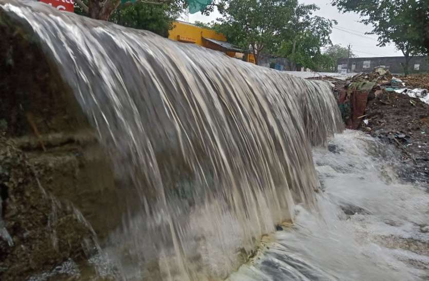 15 घंटे बरसात के बाद खिली धूप, 22 को फिर आएगी आंधी बरसात 15 घंटे बरसात के बाद खिली धूप, 22 को फिर आएगी आंधी बरसात