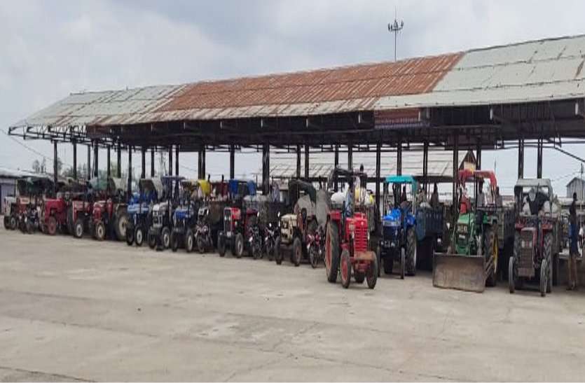 Hundred tractor trolleys reached mandi मंडी में नीलामी बंद, सौदा पत्रक से हो रही खरीदी, फिर भी मंडी पहुंच गए सौ ट्रैक्टर-ट्रॉली