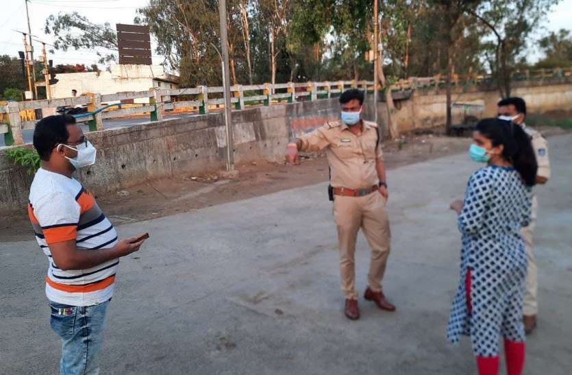 टीआइ ने पकड़ा तो युवक ने दी धौंस-मंत्री सिलावट का पीए हूं... टीआइ ने पकड़ा तो युवक ने दी धौंस-मंत्री सिलावट का पीए हूं...