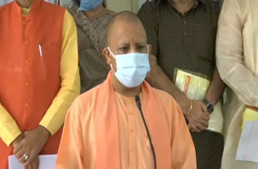 cmyogi1.jpg गोरखपुर में भर्ती बच्चों से बात करके सीएम ने परखी स्वास्थ्य सेवाएं, वेंटीलेटर पर बच्ची काे देख हाे गए भावुक
