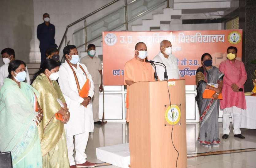 CM Yogi Adityanath over Corona vaccination in etawah सीएम योगी का तंज- कोरोना वैक्सीन का विरोध करने वाले अब खुद भी लगवा रहे हैं