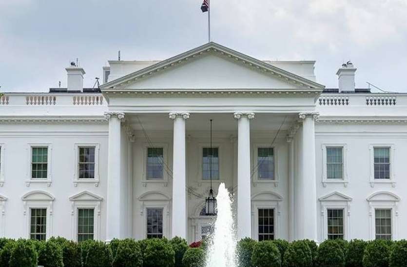 white house अमरीका: व्हाइट हाउस के समारोह में बिना मास्क के पहुंचे लोग, सोशल डिटेंसिंग के बजाय गले लगाया