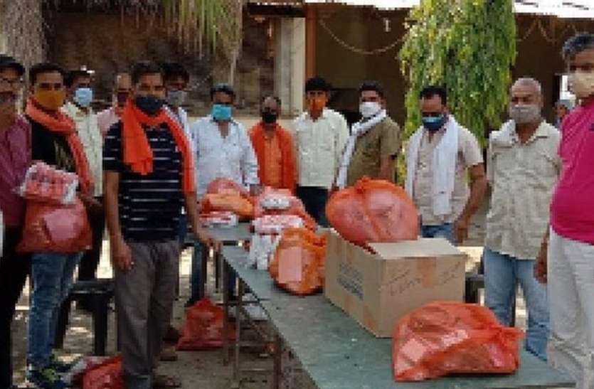 लोकसभा अध्यक्ष ने भेजे कोरोना किट, कार्यकर्ताओं ने किए वितरित लोकसभा अध्यक्ष ने भेजे कोरोना किट, कार्यकर्ताओं ने किए वितरित