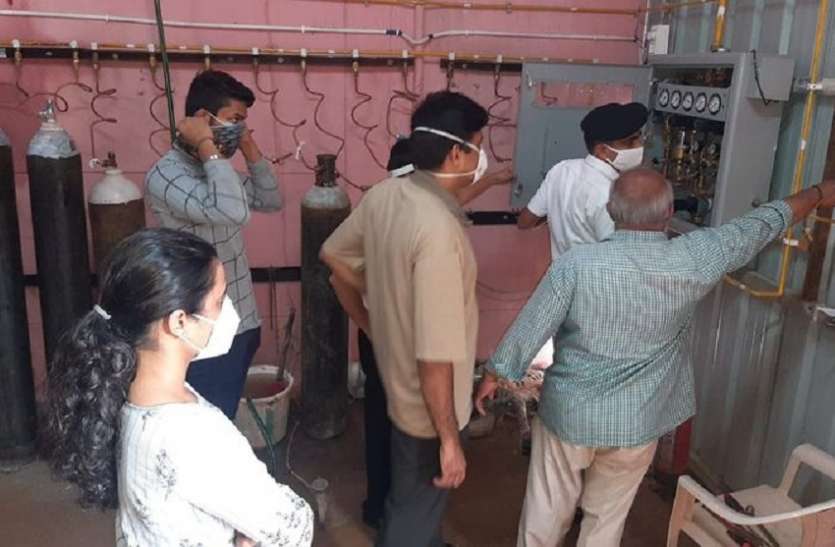 ऑक्सीजन रिसाव : चिकित्सकों की सूझबूझ से बची 26 मरीजों की जान ऑक्सीजन रिसाव : चिकित्सकों की सूझबूझ से बची 26 मरीजों की जान