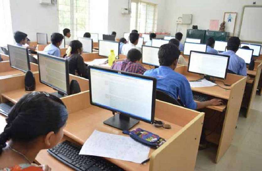 12वीं की ऑफलाइन परीक्षा रद्द करने की मांग 12वीं की ऑफलाइन परीक्षा रद्द करने की मांग