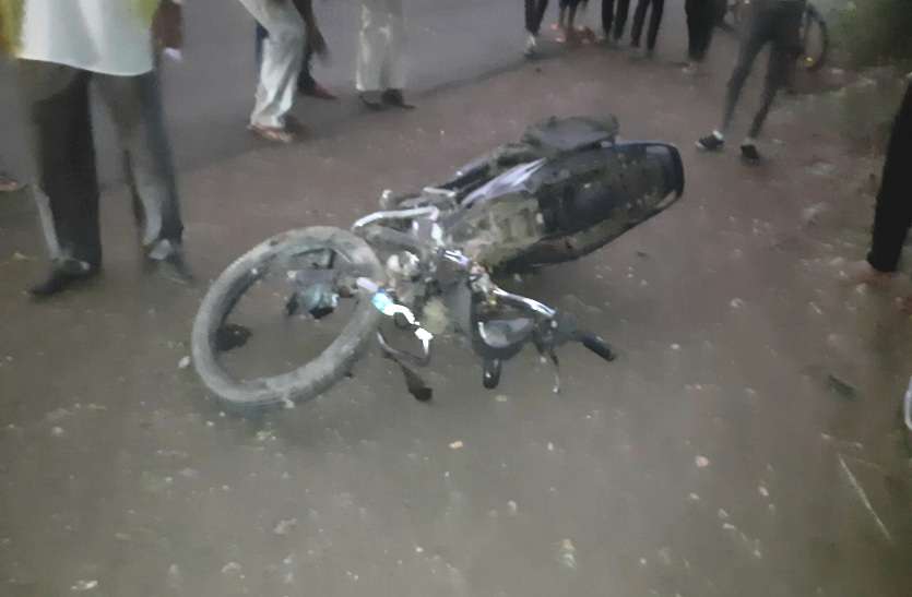 बाइक में परिवार के साथ जा रहे थे, कार ने मारी ठोकर पिता-पुत्री की मौके पर मौत, पत्नी और एक बेटी की हालत गंभीर