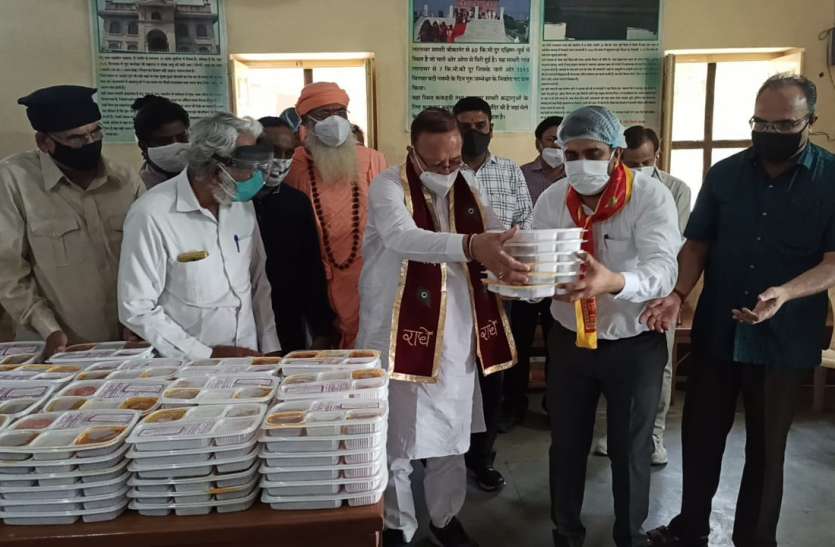 अलौकिक फाउण्डेशन ट्रस्ट ने निःशुल्क वितरित किया 1008 थाली भोजन अलौकिक फाउण्डेशन ट्रस्ट ने निःशुल्क वितरित किया 1008 थाली भोजन
