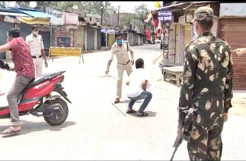 Kotwali TI beaten youth Video: युवकों पर डंडा बरसाने वाले सूरजपुर कोतवाली टीआई को एसपी ने किया लाइन अटैच