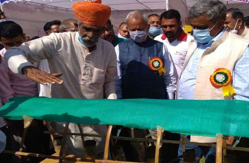 10 लाख की जगह 10 हजार के होम मेड पॉली हाउस में दो गुना होगा उत्पादन, पद्मश्री कृषि वैज्ञानिक पारीक ने किया नवाचार 10 लाख की जगह 10 हजार के पॉली हाउस में होगा दोगुना उत्पादन, पद्मश्री कृषि वैज्ञानिक पारीक ने किया नवाचार