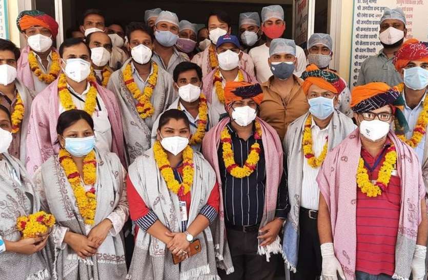 कोरोना योद्धा के रूप में चिकित्सकों व चिकित्साकर्मियों को सम्मानित किया कोरोना योद्धा के रूप में चिकित्सकों व चिकित्साकर्मियों को किया सम्मानित