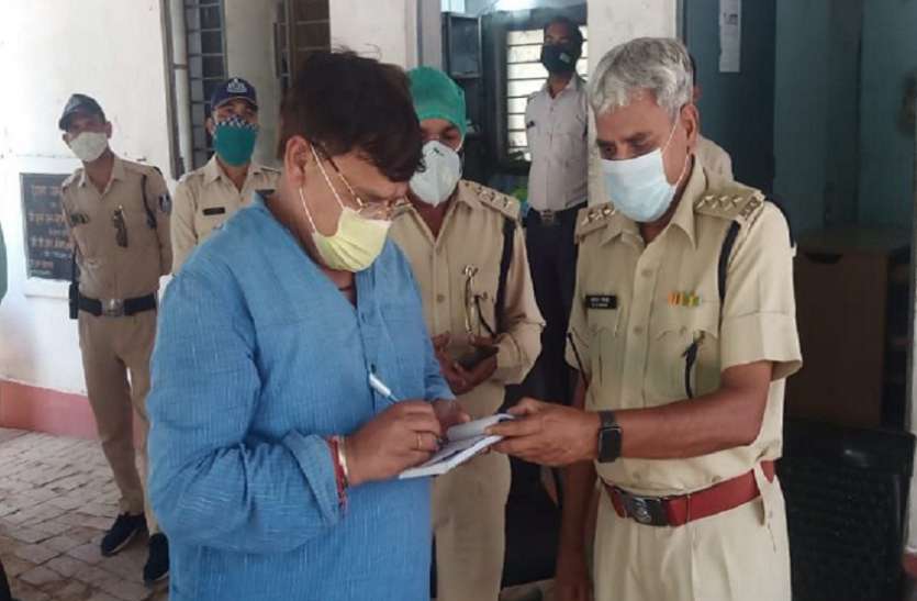 Energy Minister Pradyuman Singh Tomar बिना हेलमेट निकले मंत्री, फिर कटवाने पहुंचे चालान