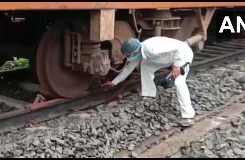 Why trains tied with chains in West Bengal amid Cyclone Yaas Cyclone Yaas का बढ़ा खतरा, ट्रेनों के पहिये लोहे की मोटी चेन से बांधे