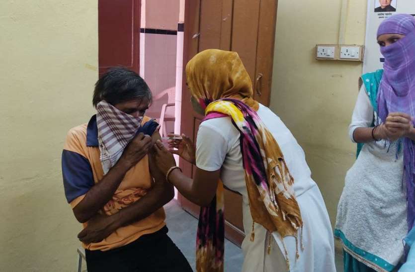 कोरोना वैक्सीनेशन : बॉर्डर के ब्लॉक पिछाड़ी तो धोरीमन्ना, शिव अगाड़ी कोरोना वैक्सीनेशन : बॉर्डर के ब्लॉक पिछाड़ी तो धोरीमन्ना, शिव अगाड़ी